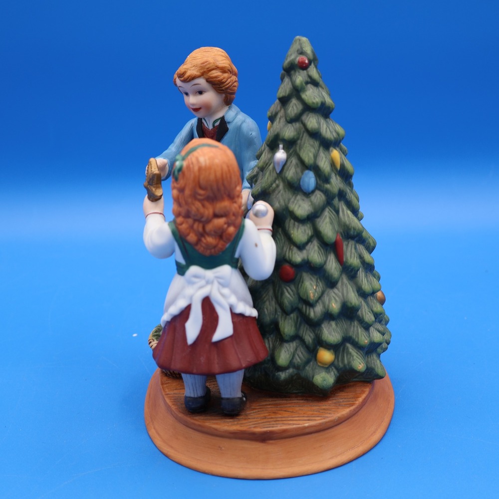 Avon Christmas Memories Second Edition 1982 Children Decorating Tree‎ Figurine - Picture 2 of 6